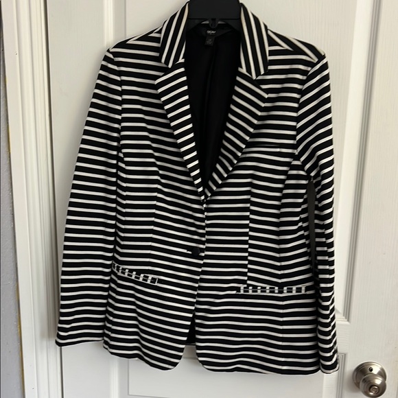 Black and White Striped Blazer - Picture 2 of 6